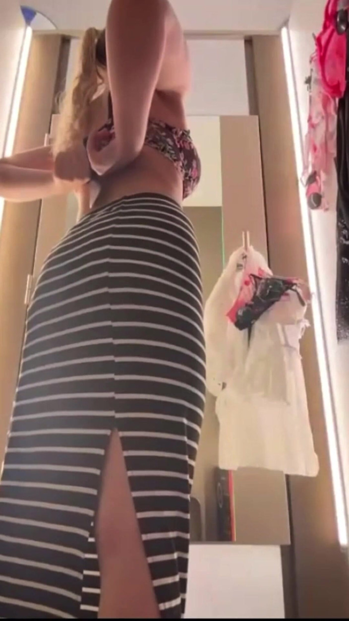 JuiceLussie: Extreme Masturbate in the Locker Room