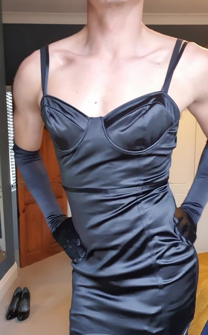 JessicaXD: Предаюсь моему атласный фетиш, ты на грани? ️