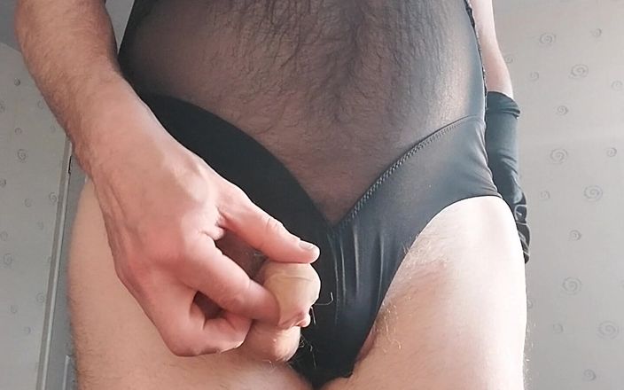 Cindy Belfast: Sissy bionda in lingerie si strozza per un cazzo