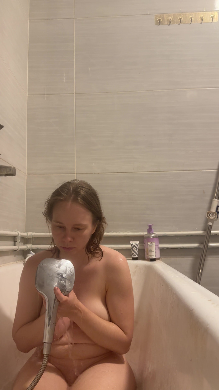 SweetLucy96: क्या तुम मेरे साथ टब में आओगे?