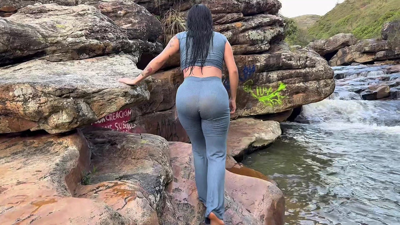 Jenifer Play: 彼氏の親友と川でのセックス