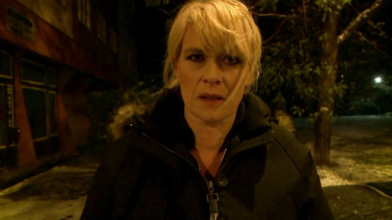 MMV Deutschland Porno: 性感的饥渴金发女郎在户外的第一人称视角吮吸他的鸡巴