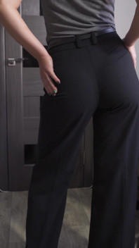 Secretária calças muito apertadas para que eles rasguem