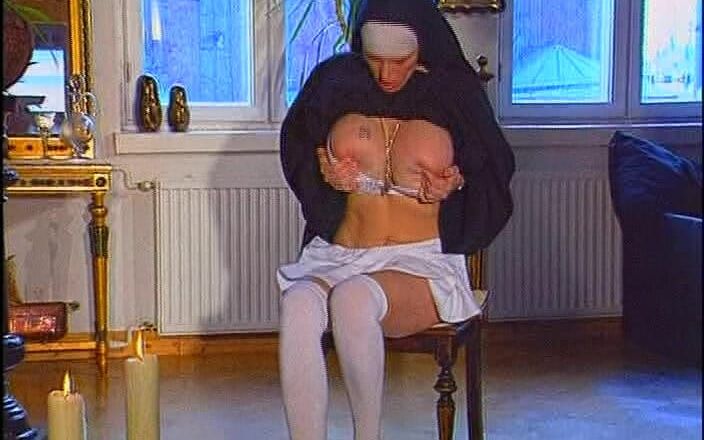 Vintage megastore: Une nonne aux seins énormes se fait baiser en solo