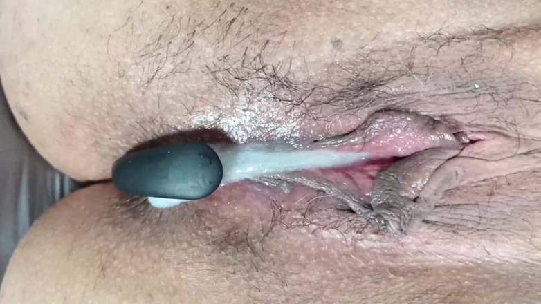 Minhaesposaparaoutro: Zicht op plug-gevulde vrouw die nat en hard gecreampied wordt