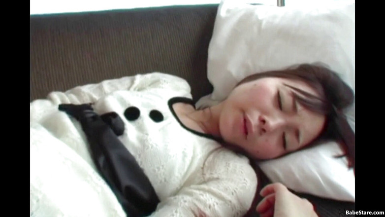 Babe Stare: Ragazza con una figa pelosa viene giocata con un vibratore...