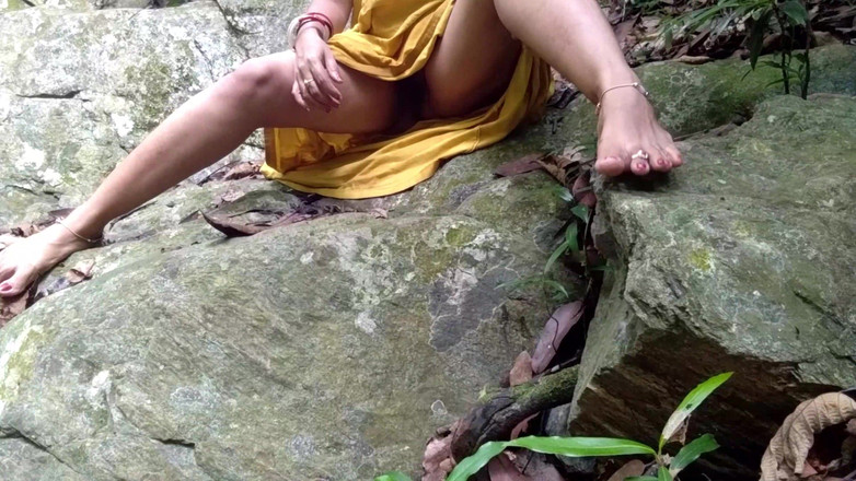 QueenSonali: インドの熟女女性と大きなディックの間の森で屋外異人種間の荒いセックス