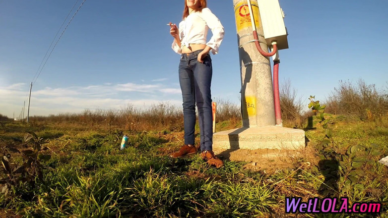 Wet Lola: Wetting her jeans really well
