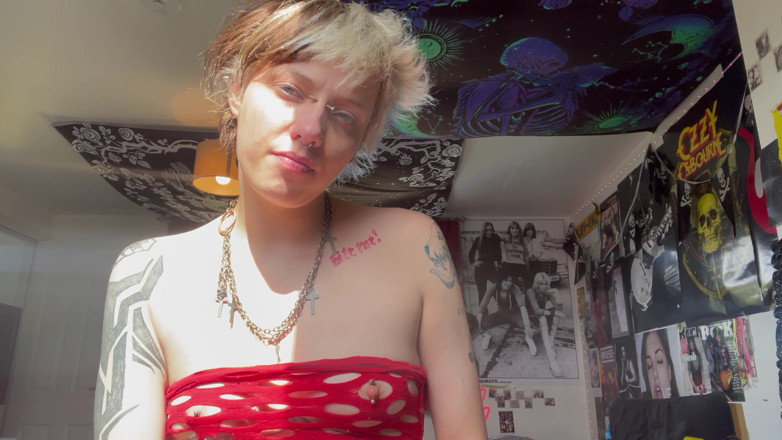 Glitterqueen1999: Девушка-готесса без макияжа заставляет поклоняться ее носу на солнце