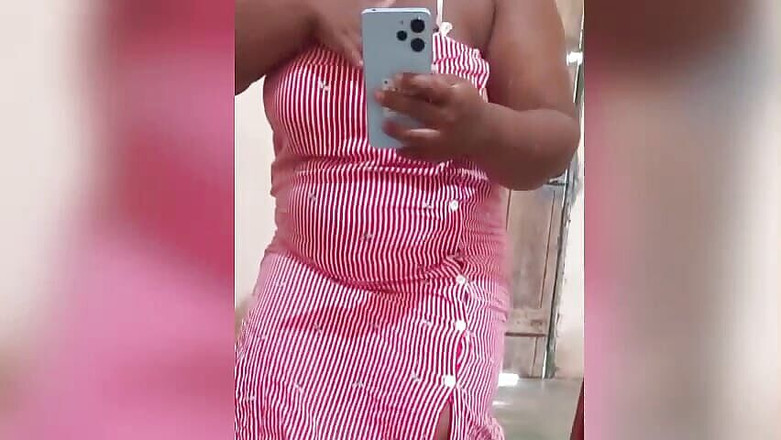 Casalsaodaporra: Paffuta maliziosa mostra la sua figa allo specchio