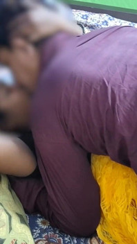 La fantasía secreta de la esposa india - marido y su hermanastro juntos dentro de él