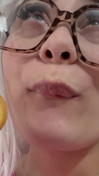 Macocha uwielbia jeść chipsy w kostiumie Cosplay i uwielbia jedzenie