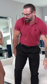 Üvey babası karısından daha iyi sikini emiyorsa ateşli genç kızla daha fazla zaman geçirecek