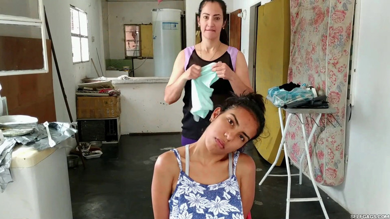 Selfgags Latina Bondage: Latina tjej fyller maximalt munkavlad med humongous xxl BBW trosor!