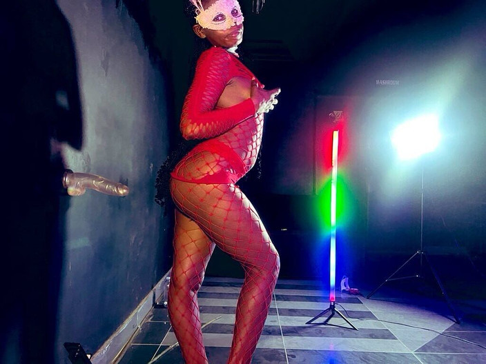 Naturelle Chocolat: Ngasih tarian sensual di klub malam, aku jadi sange banget...