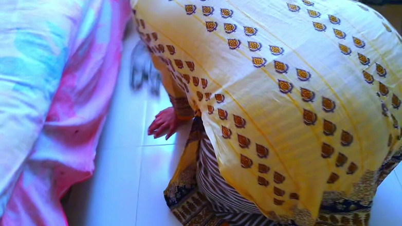 Aria Mia: Kakak ipar muslim India terjebak di balik ranjang saat bersih-bersih...