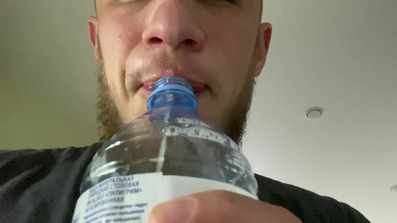 Hunky time: アルファが唾液(鼻水)をボトルに注ぐ