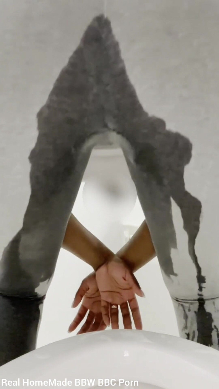 Super sexy ebony cuties: おしっこをして グレーのレギンスを履く