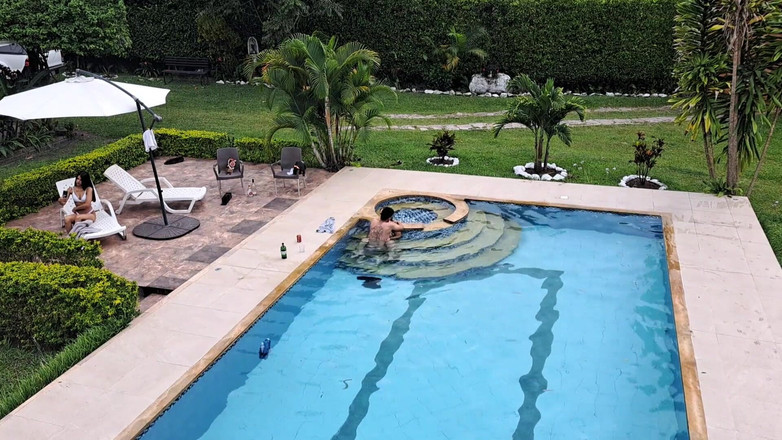 Aly: Вечеринка заканчивается трахом в бассейне. Часть 2, никто не понимает, что мы делаем