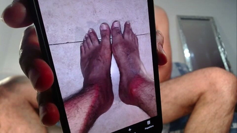 Tommhot: Mann strippt live und zeigt seinen unbeschnittenen penis