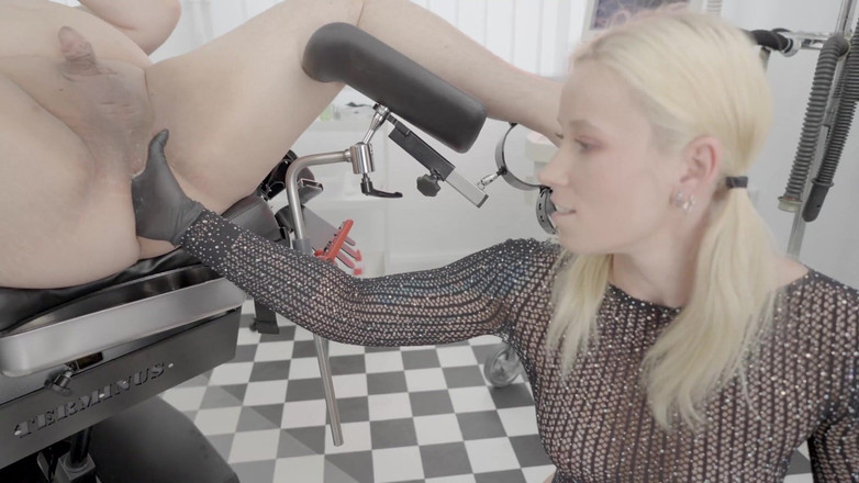 FemDorado: Diep vuistneuken op de gynostoel