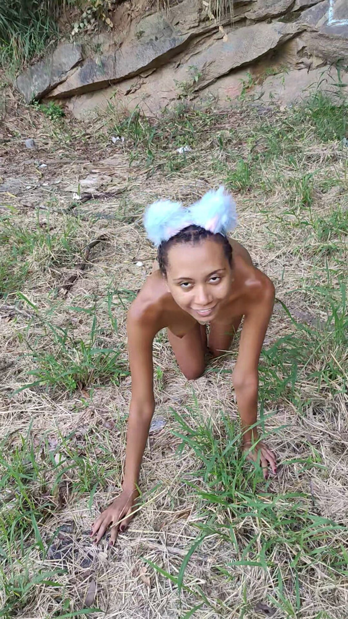 Lily Slav: Aller se promener dans les bois comme un chiot