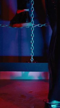 Slavin in latex catsuit in elektroschokhakken