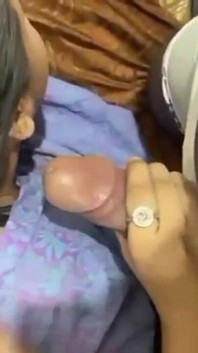 Indický vesnický pár má sex v posteli s plným otevřeným obličejem