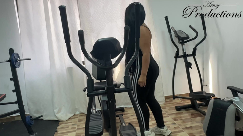 Army Productions: Il ragazzo che manutene della palestra ottiene una ricompensa per...