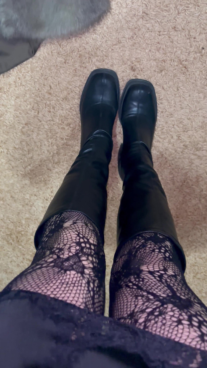 Sparrowica: 섹시한 스타킹과 부츠를 신고 다리를 가지고 노는 중