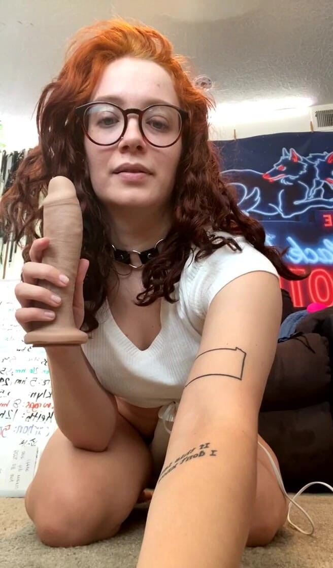 Veggiebabyy: 几个星期前我在直播中做的一个有趣的小口交 + hitachi 组合