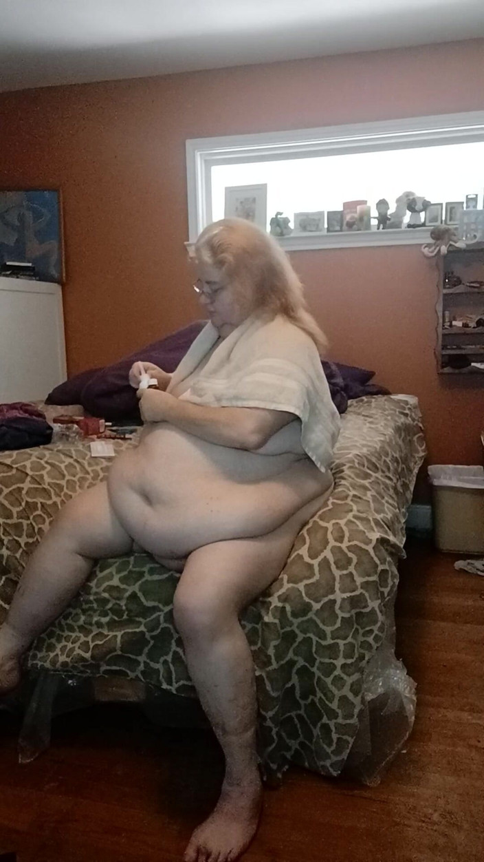 BBW nurse Vicki adventures with friends: Verpleegster V Icki stript naakt en doet haar rode haarkleur