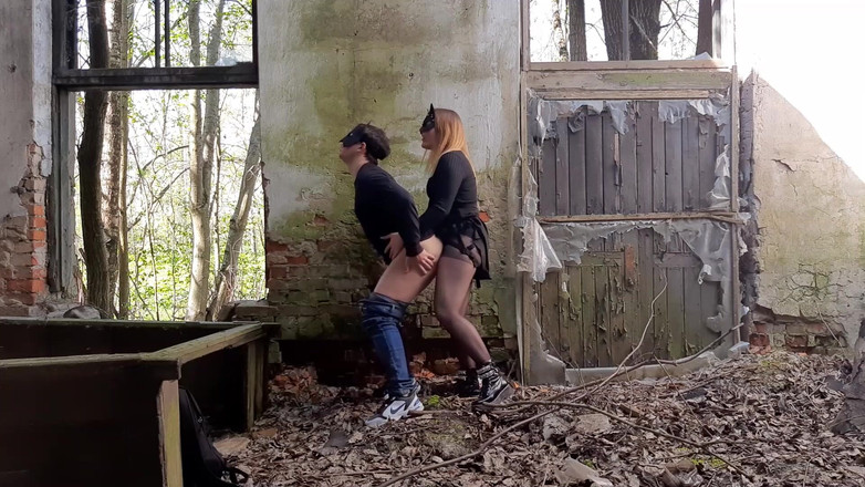 Polly Sweet: 버려진 집에 엉덩이를 삐걱대기 (외도 페깅)