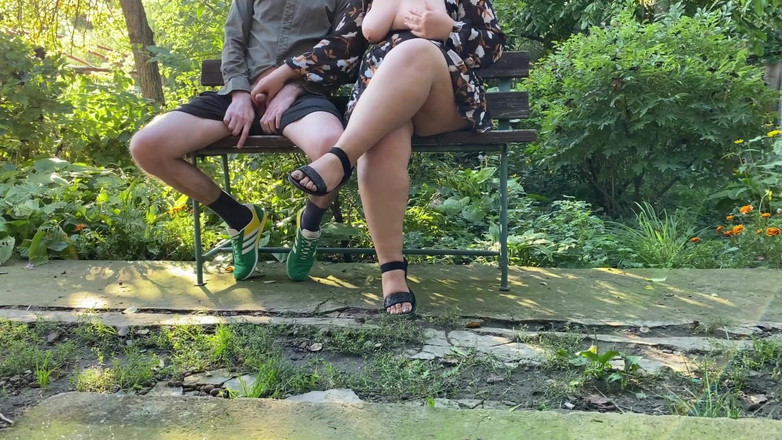 OurFetishLife: 看到我岳母的天然巨乳让我射得满是精液