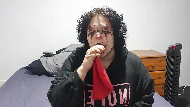 Dramatic Dumpster Fire: Klaun dívka kouří a vyskakuje obrovský balónek