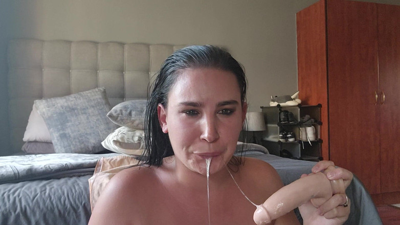 domslutfucker: O curvă grasă își fute cu vibratorul gâtul și curul lărgit, joc...