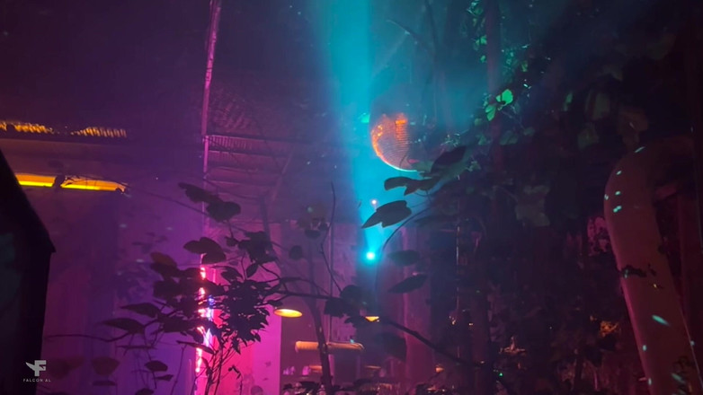 Falcon Al: Satpam klub membantuku masuk, tapi aku harus menyerahkan diriku ke...