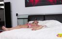 Naughty Lesbian Girls: Rondborstige lesbische milf vangt het blonde schatje met haar vibrator...