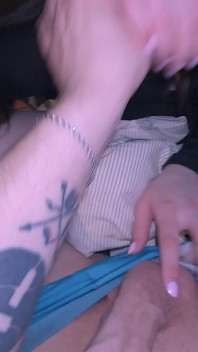 Une Soirée Pyjama Amusante Chez Un Ami Se Termine Par Du Sexe Déjanté