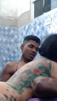 Me corro en el coño y el culo