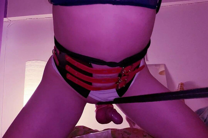 Lori Levine: Pelacur banci mengikat kontol kecilnya dan muncrat ke dalam mangkuk