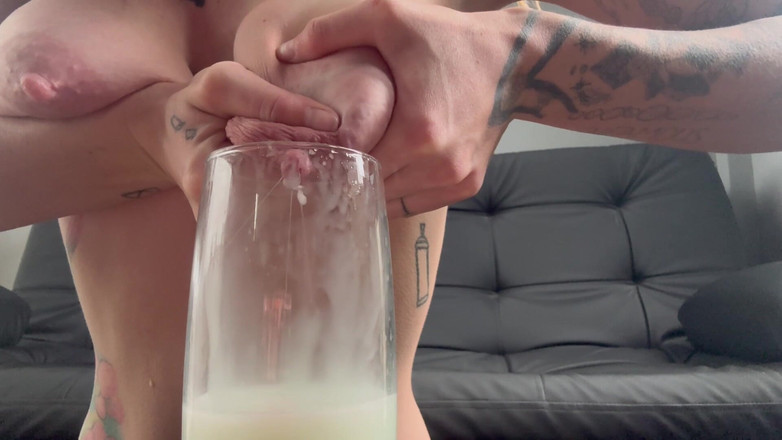 Lyanna Luv: Zierliche MILF melkt riesige titten in die tasse