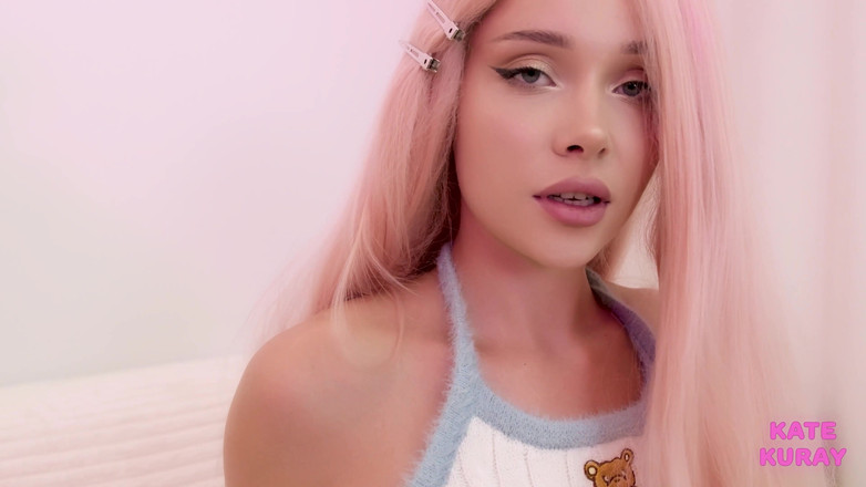 Kate Kuray: गुलाबी बालों वाली Barbie चुदाई की कोशिश करती है