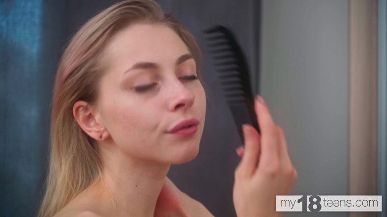 My 18 Teens: Uimitoarea blondă Carolina Sun își atinge pizda păroasă
