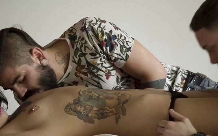 Verso Cinema: Hot tattooed teen gets spitroasted in threesome
