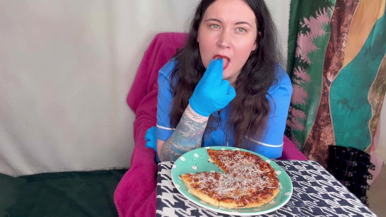 MissFFW: 長い一日の後に食べている看護師