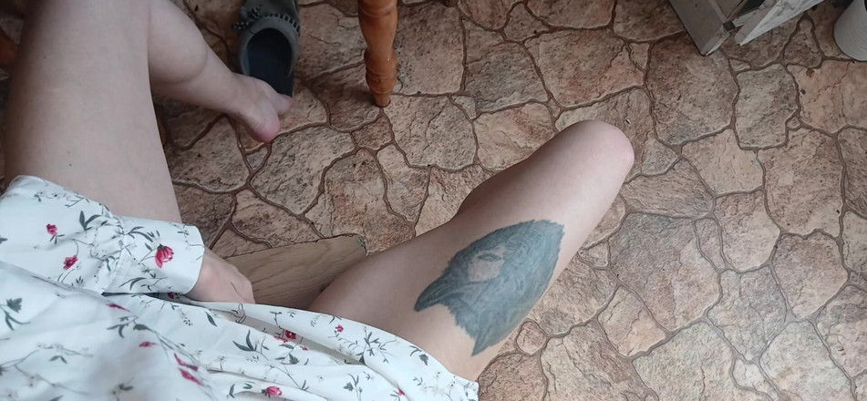 Lesbian-illusion: 当我的父母在工作时，我跳过了大学自慰