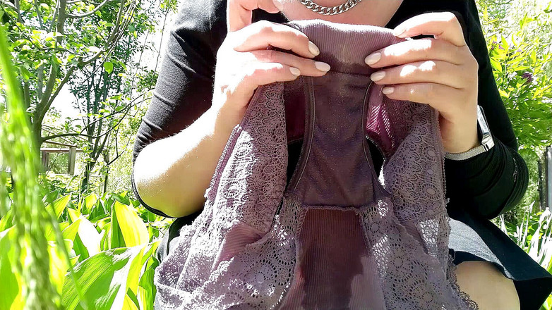 Elena: Mamă sexy excitată se pișă în chiloți de vânzare în aer liber și...