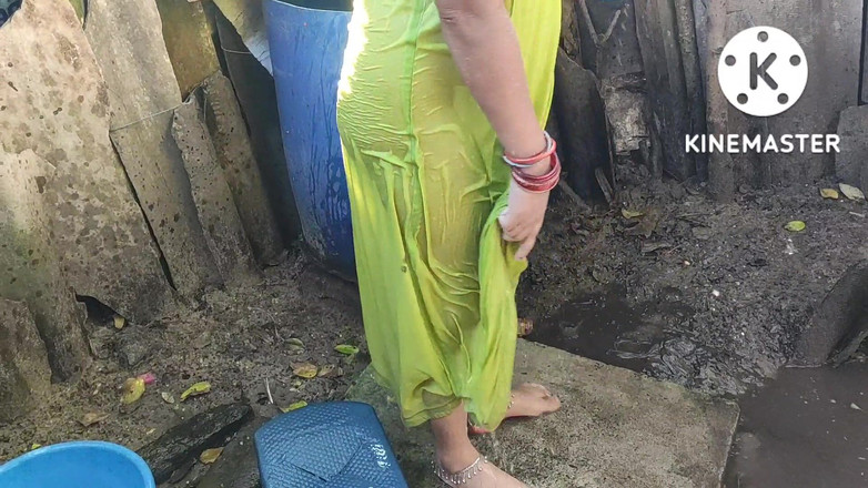 Anita yadav: インドの家の妻入浴温泉と温泉おっぱい