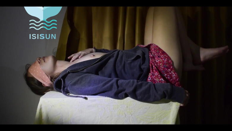 Isis Sun: Ma demi-sœur aime me bouffer le pénis sur la table